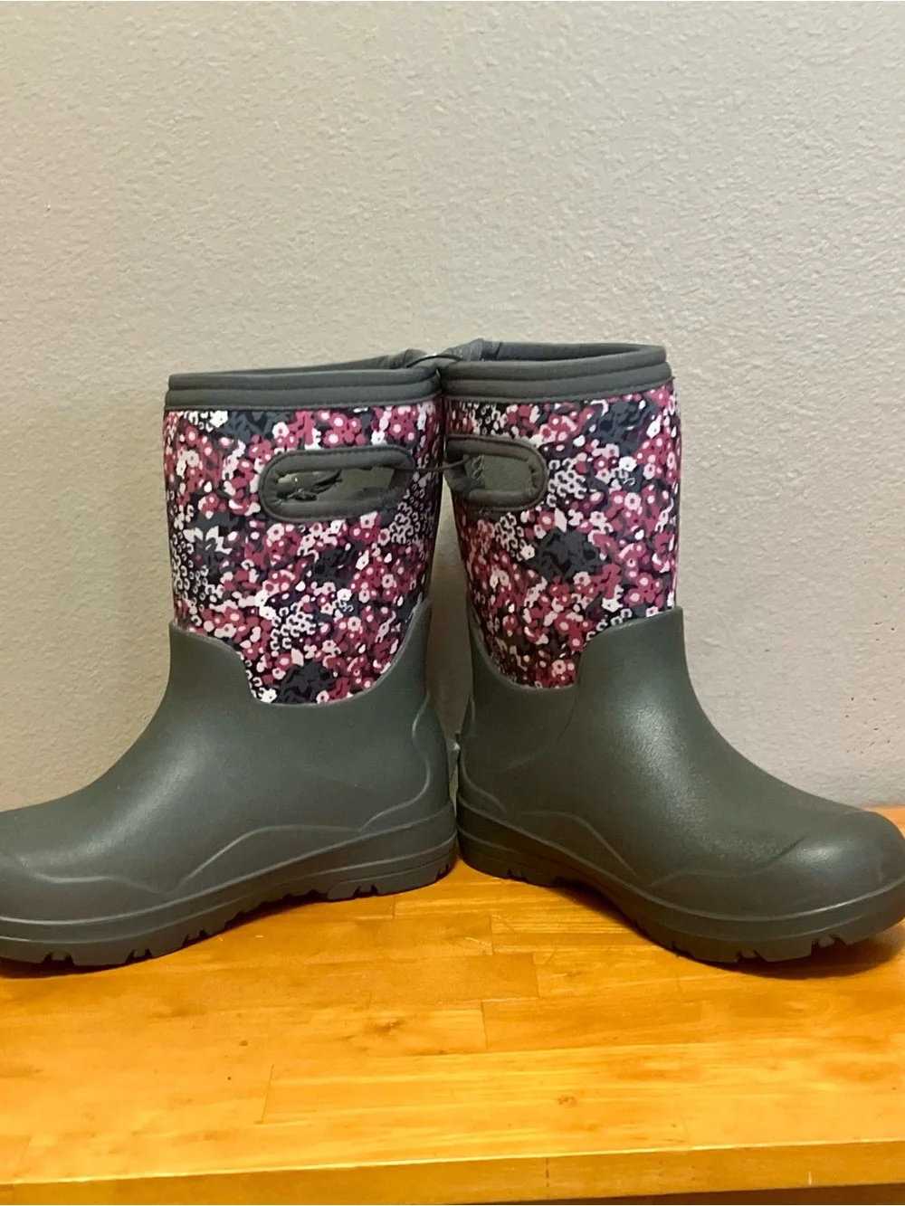BOGS York Seamless Winter Boots, Gray with Multi Floral Pattern, Size 13 (EUC)